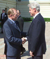 President Kuchma welcomes President Clinton to the Presidential Palace in Kiev.