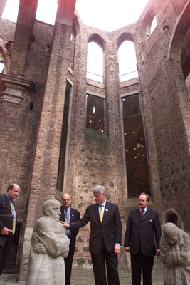 The President admires a statue inside the ruins of the Gürzenich, a 15th-century Gothic town hall destroyed during WWII and rebuilt as a cultural center.