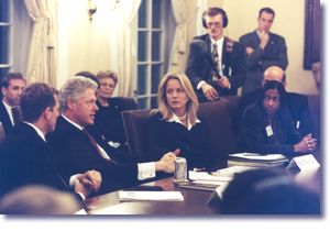 The President and Sandra Thurman meet with members of the Presidential Advisory Council on HIV and AIDS (12/18/98)