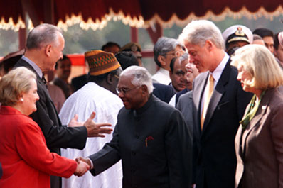 President Clinton and Ambassador Dick Celeste introduce President Narayanan to the US delegation.  Arrival Ceremony, Rashtrapati Bhavan, New Delhi.