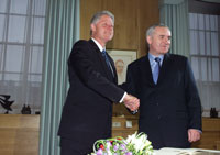 President Clinton and Taoiseach (the Irish Prime Minister) Bertie Ahern begin the bilateral meeting at the Government Building in Dublin, Ireland